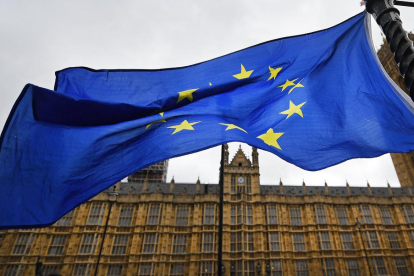 Una bandera de la Unión Europea ondea delante del Parlamento británico.