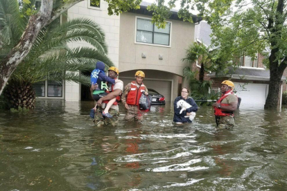 Soldados de la Guardia Nacional de Texas rescatan a una familia de una zona inundada por el huracán Harvey en Houston.