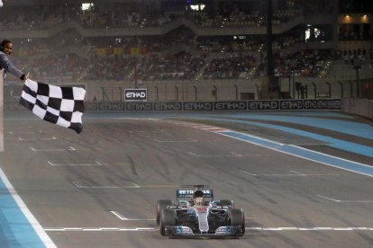 Valtteri Bottas, vencedor de la carrera, flanquejat per Hamilton i Vettel en el podi d’Abu Dhabi.