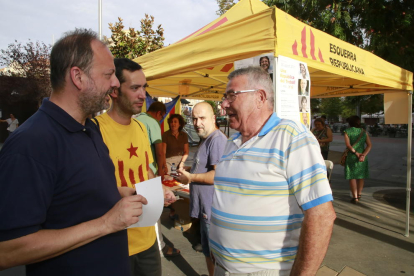 Carles Vega i Josep Maria Romero, atenent un ciutadà ahir a la plaça Ricard Viñes.