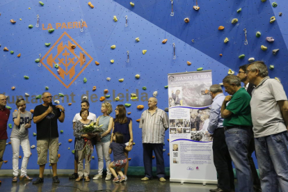 En el centro, la madre, la esposa y la hija de Juanjo Garra, y a la derecha el póster.