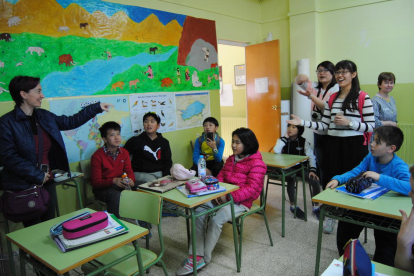 Los alumnos asiáticos, en una de las clases del colegio de El Palau. 
