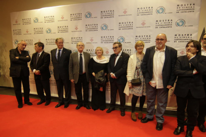 Autoritats, responsables de la Mostra, la presidenta de l’Acadèmia del Cine i els premiats, ahir a la catifa roja del festival.
