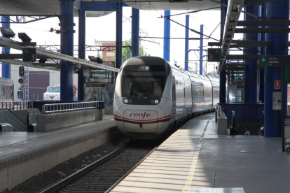 Imagen de un tren Avant a su llegada a la estación de Lleida.
