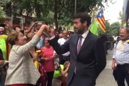 Albert Batalla bailando el Ball Cerdà delante de la Fiscalía Superior de Catalunya. 