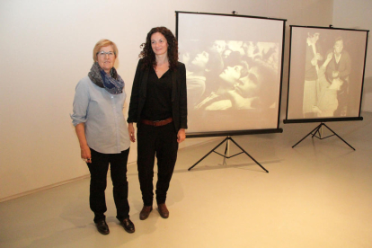 Montse Parra i Cèlia del Diego, ahir a la Panera davant d’algunes obres de l’exposició.