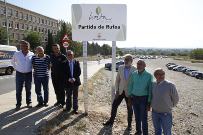 Autoritats i presidents de l’Horta, al costat d’un dels cartells.