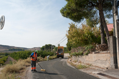 Trabajos de reparación del Camí del Secà de Torrefarrera, afectado por las obras de la autovía.