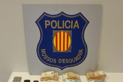 Imagen de la droga, el dinero y los utensilios decomisados al detenido por los Mossos.