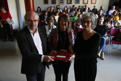 El vicerector Joan Biscarri, Loli Manciñeiras (biblioteca UdL) i Maria Bohigas, amb les cartes del poeta.