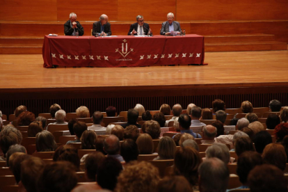 El auditori Enric Granados acogió por primera vez el acto inaugural de las Aulas Universitarias. 