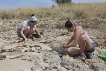 Un equip d’arqueòlegs i voluntaris treballa al jaciment.