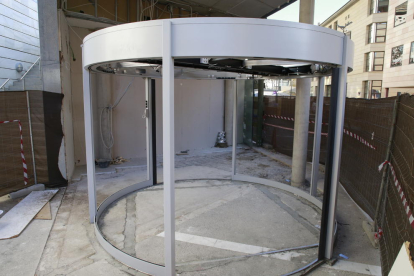 Esta semana se ha colocado la estructura circular de la puerta giratoria. 