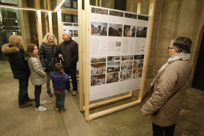 El Col·legi d’Arquitectes de Catalunya a Lleida ha transformat el pati gòtic de l’IEI per a l’exposició ‘Arquitectures en el paisatge’.