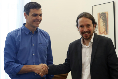 Sánchez i Iglesias se saluden abans de la reunió al Congrés.