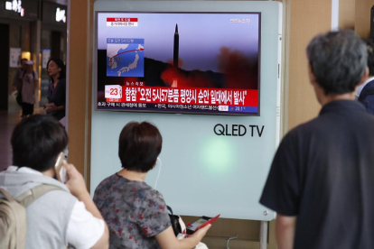 Ciudadanos surcoreanos observan las noticias sobre el lanzamiento norcoreano.