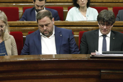 El president de la Generalitat, Carles Puigdemont; el vicepresident del Govern i conseller d'Economia, Oriol Junqueras, i la consellera de la Presidència, Neus Munté, durant la sessió de control parlamentari a què se sotmet el president.