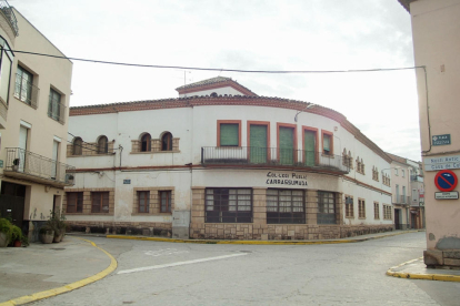 La façana de les antigues escoles de Torres de Segre.