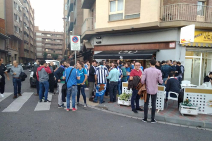 Confraternización  -  Seguidores del Lleida y de la Real Sociedad compartieron los bares de los alrededores del estadio, en los minutos previos a la disputa del encuentro.