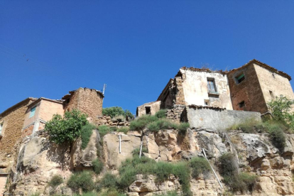 Vista del poble de la Clua, a Bassella, al costat del pantà de Rialb.