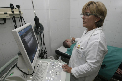 Imatge d’arxiu d’una infermera realitzant una ecografia de la caròtide en un CAP de Lleida.