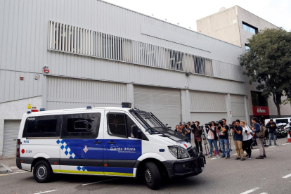 Agents de la Urbana de Barcelona custodien el magatzem on es troben urnes de l'Estat