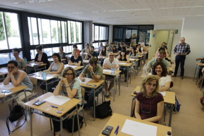 Aspirants a les oposicions al cos de professors d’FP, abans d’iniciar les proves a Lleida.