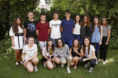 Alumnes de la primera promoció del Batxillerat Internacional del Lladonosa.