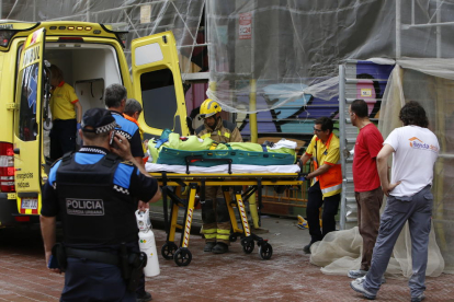 Una ambulància va traslladar el ferit a l’Arnau de Vilanova.