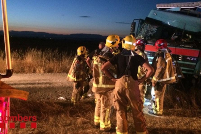 Un camioner va resultar ferit de gravetat dilluns en aquest accident a l’autovia a Vilagrassa.