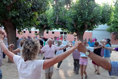 Hasta 200 personas se congregaron en Mollerussa para bailar sardanas en la 38 edición de su Aplec.