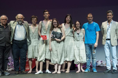 Los jóvenes de La Inestable 21, junto con su director, Antonio Gómez, tras recibir el premio. 