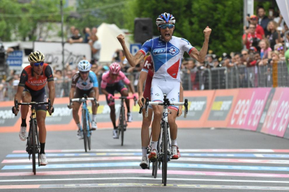 Thibaut Pinot celebra la victòria d’ahir en la penúltima etapa del Giro.