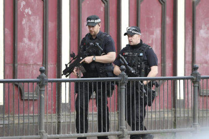 Imagen de dos agentes de la policía patrullando a pie los alrededores del Manchester Arena.
