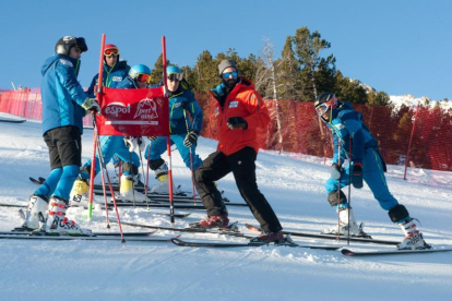 Jóvenes promesas del esquí alpino durante una concentración.