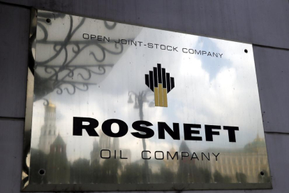 Fotografia del logo de la petrolera russa Rosneft, una de les empreses víctimes de l’atac cibernètic.