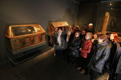 Las cajas sepulcrales de Sigena del Museu, con la de Isabel de Urgell en el fondo.