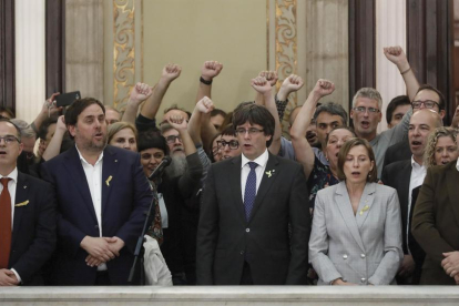 El membres del Govern, diputats i alcaldes, al Parlament després de la proclamació de la República.