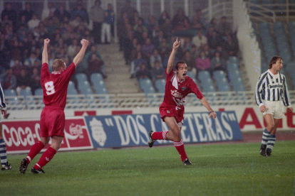 Txema i Andersen celebren el primer gol de l’1-3 a Anoeta el 7 de novembre del 1993.