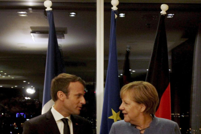 Angela Merkel y Emmanuel Macron conversando durante una reunión ayer en Tallin.