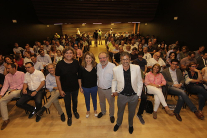 Marta Pascal y Joan Reñé, flanqueados por David Masot y Joan Carrera, ayer en el Orfeó Lleidatà. 