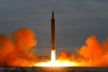 Fotografia cedida per l’Agència Nord-coreana Central de Notícies (KCNA) del suposat llançament d’un míssil dimarts passat.