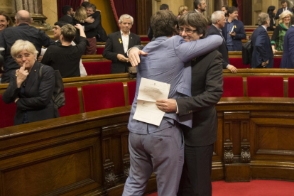 El president Puigdemont abrazado al conseller Comín tras la proclamación de la República.
