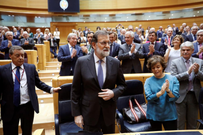 El president Puigdemont abrazado al conseller Comín tras la proclamación de la República.