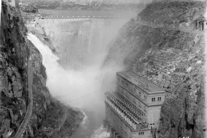 Vista general de la presa una vegada construïda. Els treballs van començar el 1919 i van durar tres anys