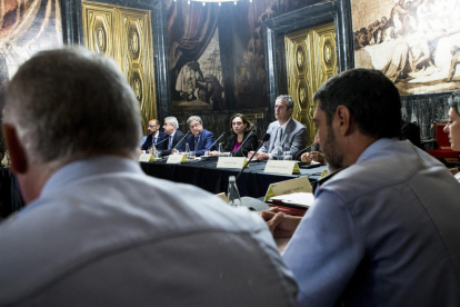 La reunió de la junta local de seguretat de l'ajuntament de Barcelona el dia posterior als atemptats.
