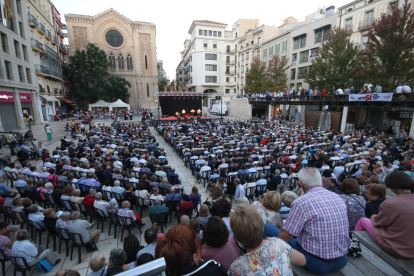 La plaza Sant Joan acogió la cantada de habaneras. 