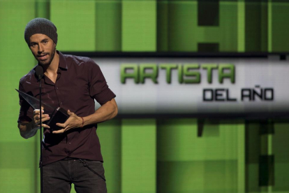 El cantant Enrique Iglesias, durant el parlament després de rebre el premi a Los Angeles.