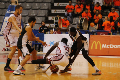 Ablaye Mbaye i el capità Juampi Sutina intenten prendre la pilota al canadenc Joe de Ciman.