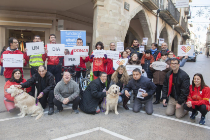 Usuaris de l’Associació Alba, ahir al centre de Tàrrega, en el marc de l’acció pel Giving Tuesday.
